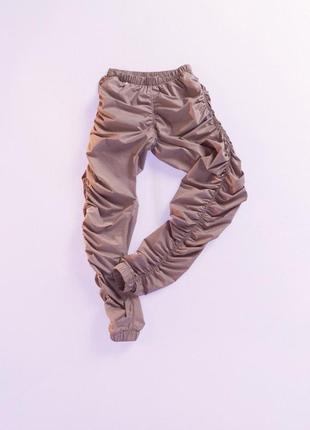 Легкие бежевые штаны бризборенные по бокам плащевые штаны