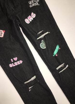 Стрейчевые джинсы с нашивками девочке, 9 лет4 фото