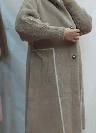 Шикарное пальто с пряском и капюшоном,украшение жемчуг, размер универсальный.3 фото