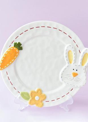 Тарелка керамическая круглая кролик с морквой 6795 23.7 см