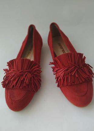 Красные замшевые туфли