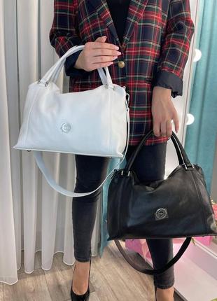 Женская кожаная сумка с длинным ремнём с камнями в классическом стиле8 фото