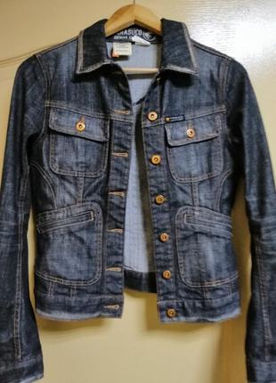 Джинсова куртка.