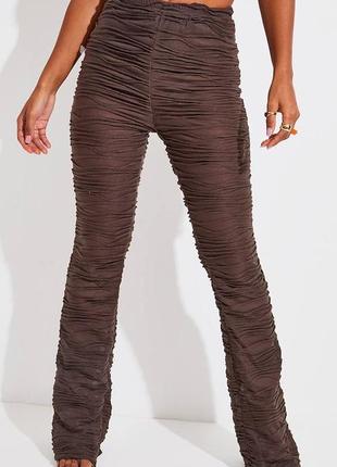 Коричневые узкие расклешенные брюки из джерси со складками prettylittlething м8 фото