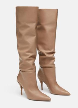 Стильные кожаные сапоги zara, бежевого цвета. очень стильные