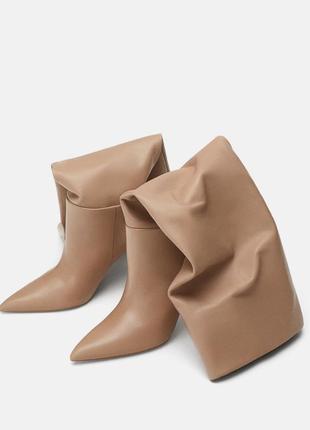 Стильні шкіряні чоботи zara, бежевого кольору. дуже стильні