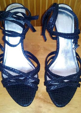 Босоножки на каблуке