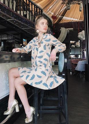 Сукня вільного крою трапеція оверсайз в принт пір’їнки