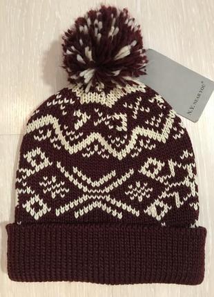 Очень красивая и стильная брендовая тёплая шапочка в узорах.