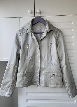 Італія 🇮🇹 легка куртка срібного кольору м на блискавці