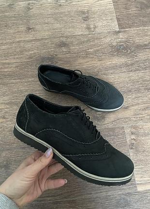 Туфлі боргі в гарному стані шкіра р.37