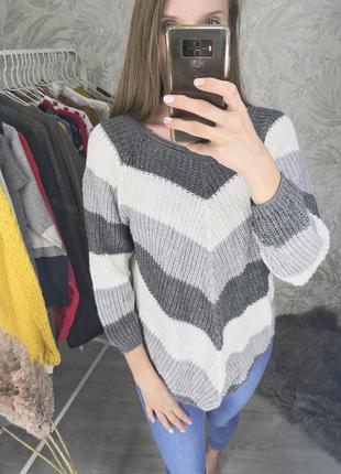 Стильный свитер в серую белую полоску3 фото