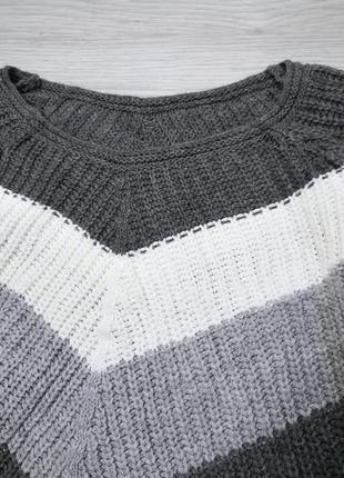 Стильный свитер в серую белую полоску6 фото