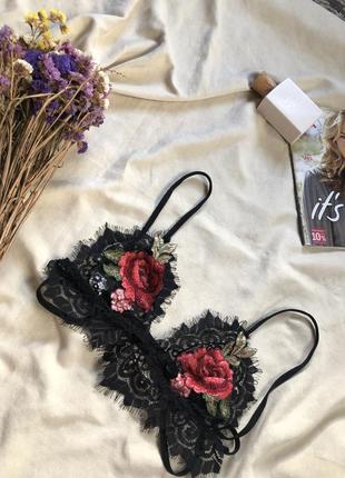 Красивый кружевной бюстгальтер с вышивкой и переплетами на спинке