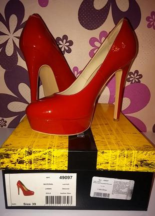 Туфли на каблуке красный цвет 39 р.