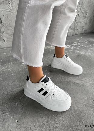 Белые кожаные кроссовки кеды с перфорацией черными полосками на толстой повышенной  подошве2 фото