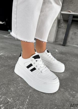 Белые кожаные кроссовки кеды с перфорацией черными полосками на толстой повышенной  подошве6 фото