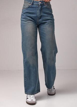 Женские джинсы с эффектом потертости1 фото