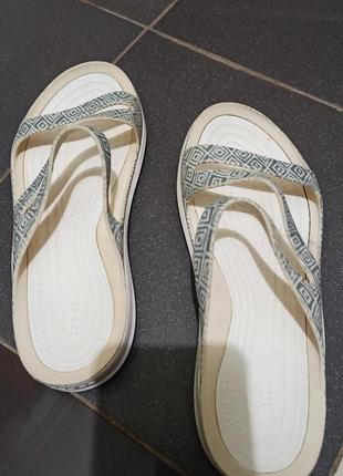 Шльопанці crocs w8
swiftwater graphic sandal grey diamond/white