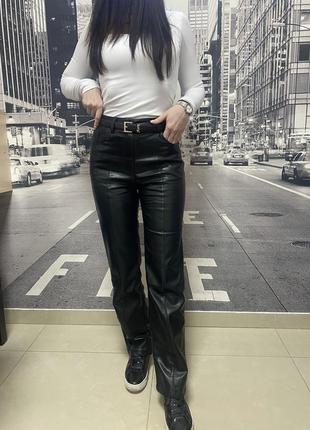 Брюки кожаные со стрелами