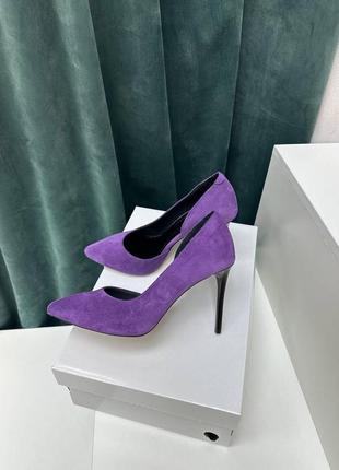 Витончені класичні туфлі човники на шпильці фіолетові замшеві1 фото