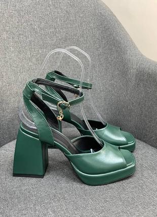 Зеленые кожаные босоножки на массивном каблуке