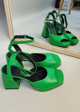 Зеленые кожаные босоножки из натуральной кожи на массивном каблуке