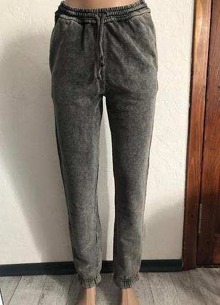 Новые, есть нюанс на правой ноге, видно на фото, заводской брак.