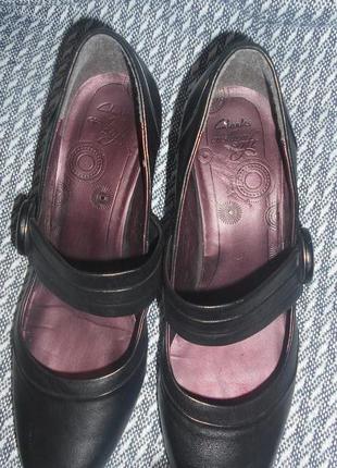 Туфлі з натуральної шкіри на невеликому зручному каблуці,clarks1 фото
