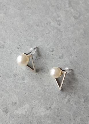 Красивые серебристые серьги с перлами.1 фото