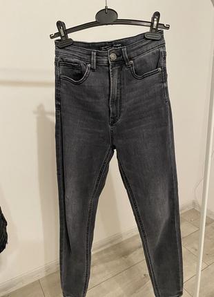 Серые джинсы stradivarius размер хс-с-м1 фото