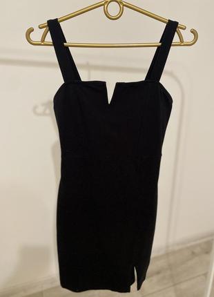 Платье черное с вырезом на груди / платье черное с вырезом на ногу