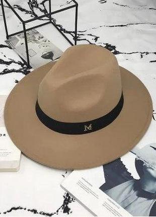 Бежевого кольору капелюшок у стилі maison michel