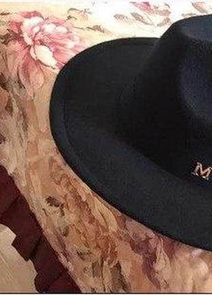 Черного цвета шляпка в стиле maison michel3 фото