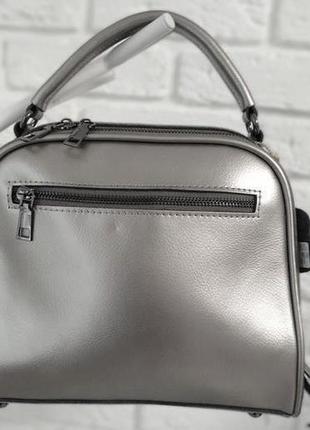Невелика жіноча шкіряна сумка з ременем на плече 1835 silver срібляста6 фото