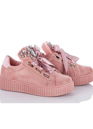 Стильные розовые кроссовки с камнями.