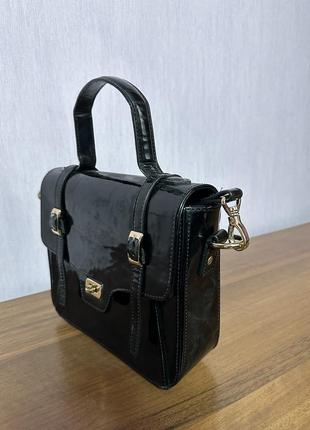 Кожаная черная сумка с ремешком2 фото