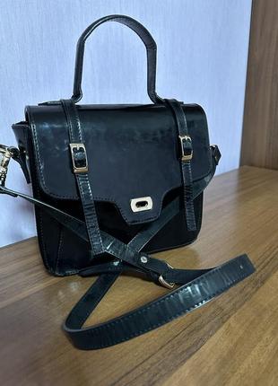 Кожаная черная сумка с ремешком3 фото