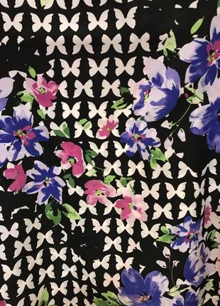 Очень красивая и стильная брендовая блузка-маечка в цветах и бабочках.1 фото