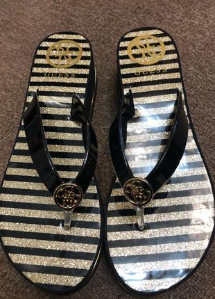 Шльопанці guess