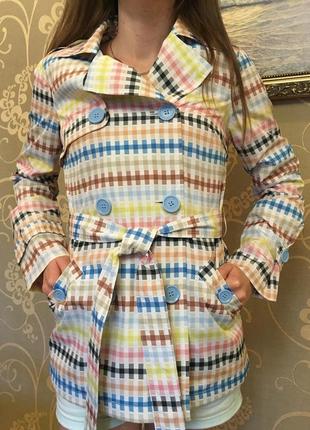 Дуже красивий і стильний брендовий кольоровий плащик.