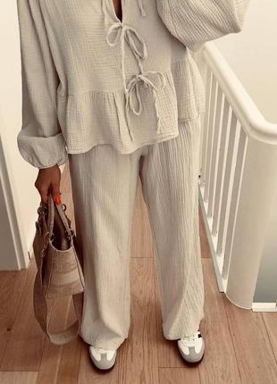 Легкий и удобный костюм из ткани муслин, идеальная посадка: рубашка на завязках и брюки свободного кроя, персиковый бежевый стильный качественный8 фото