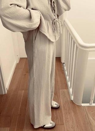 Легкий и удобный костюм из ткани муслин, идеальная посадка: рубашка на завязках и брюки свободного кроя, персиковый бежевый стильный качественный7 фото