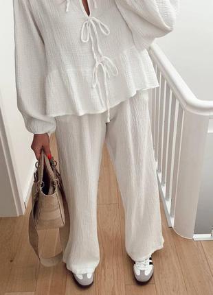 Легкий и удобный костюм из ткани муслин, идеальная посадка: рубашка на завязках и брюки свободного кроя, молочный бежевый стильный качественный5 фото
