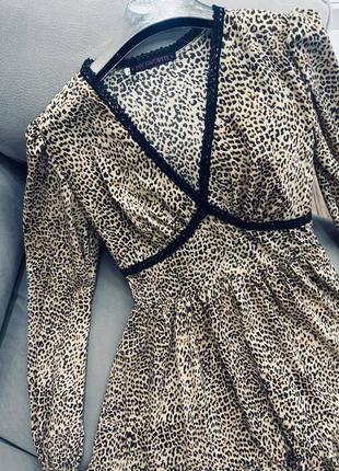 Изысканное платье в леопардовом принте декорированное тонким кружевом, молния сбоку, свободного кроя стильная качественная6 фото