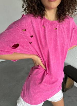 Женская трендовая ярко розовая футболка рванка, рваная футболка варенка бежевая