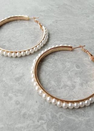 Стильні золотисті сережки кільця з перлинами.2 фото
