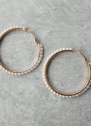 Стильні золотисті сережки кільця з перлинами.1 фото