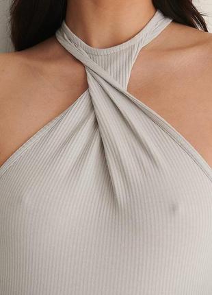 Кроп топ майка серая белая в рубчик в полоску с переплетом на груди летняя необычная na kd3 фото