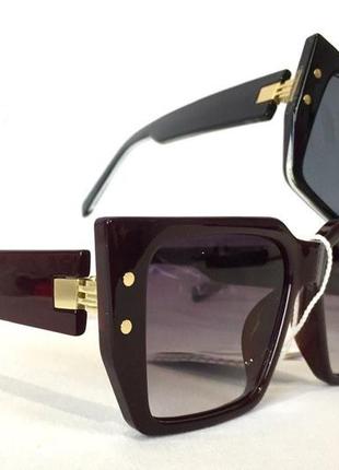 Очки солнцезащитные трендовая модель в черной оправе италия
